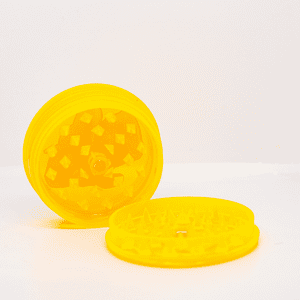 Triturador de Ervas feito de plástico na cor amarela